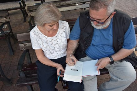 Witold Bereś podpisuje książki